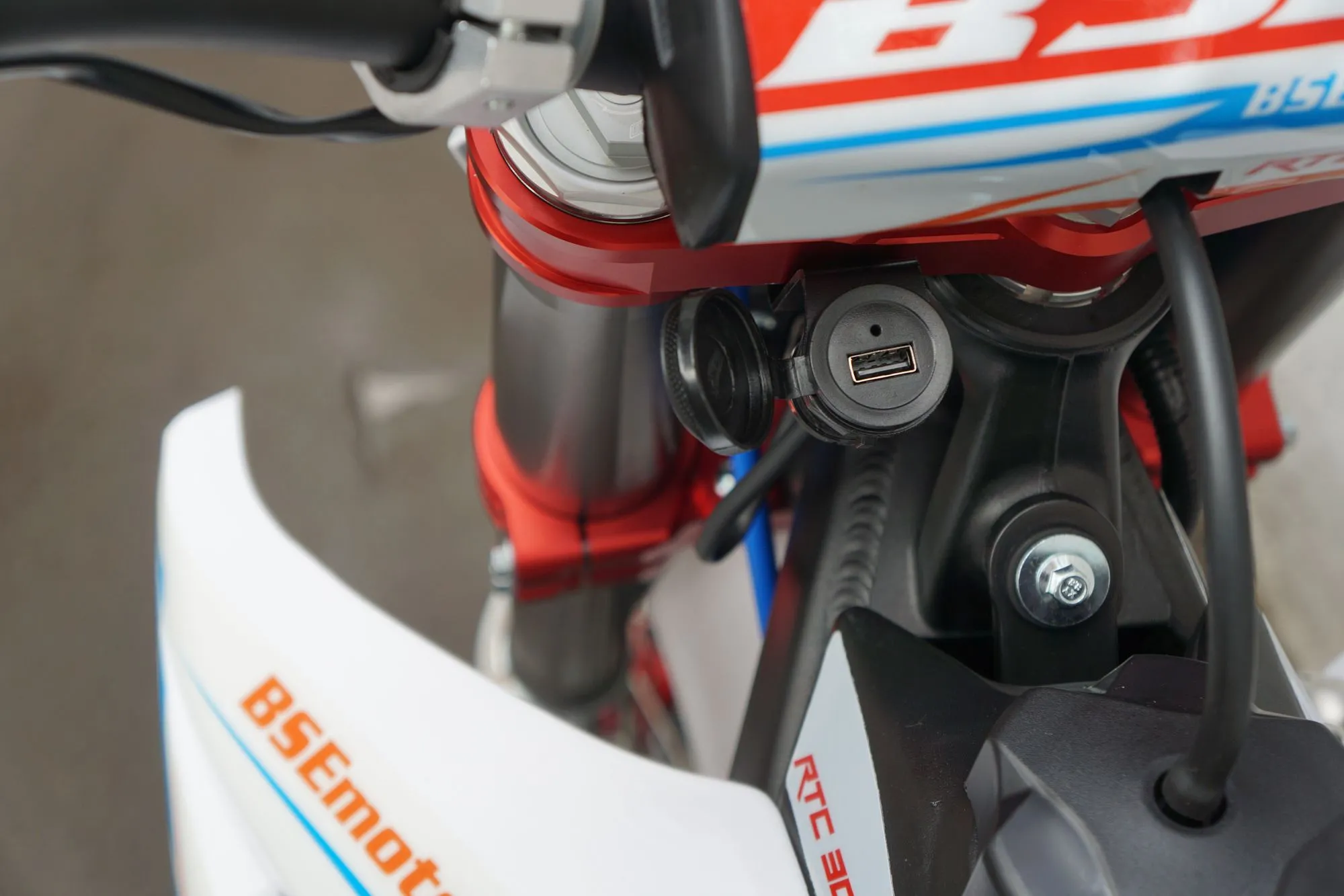 Кроссовый мотоцикл BSE RTC-300R Fanta 21/18 (2)