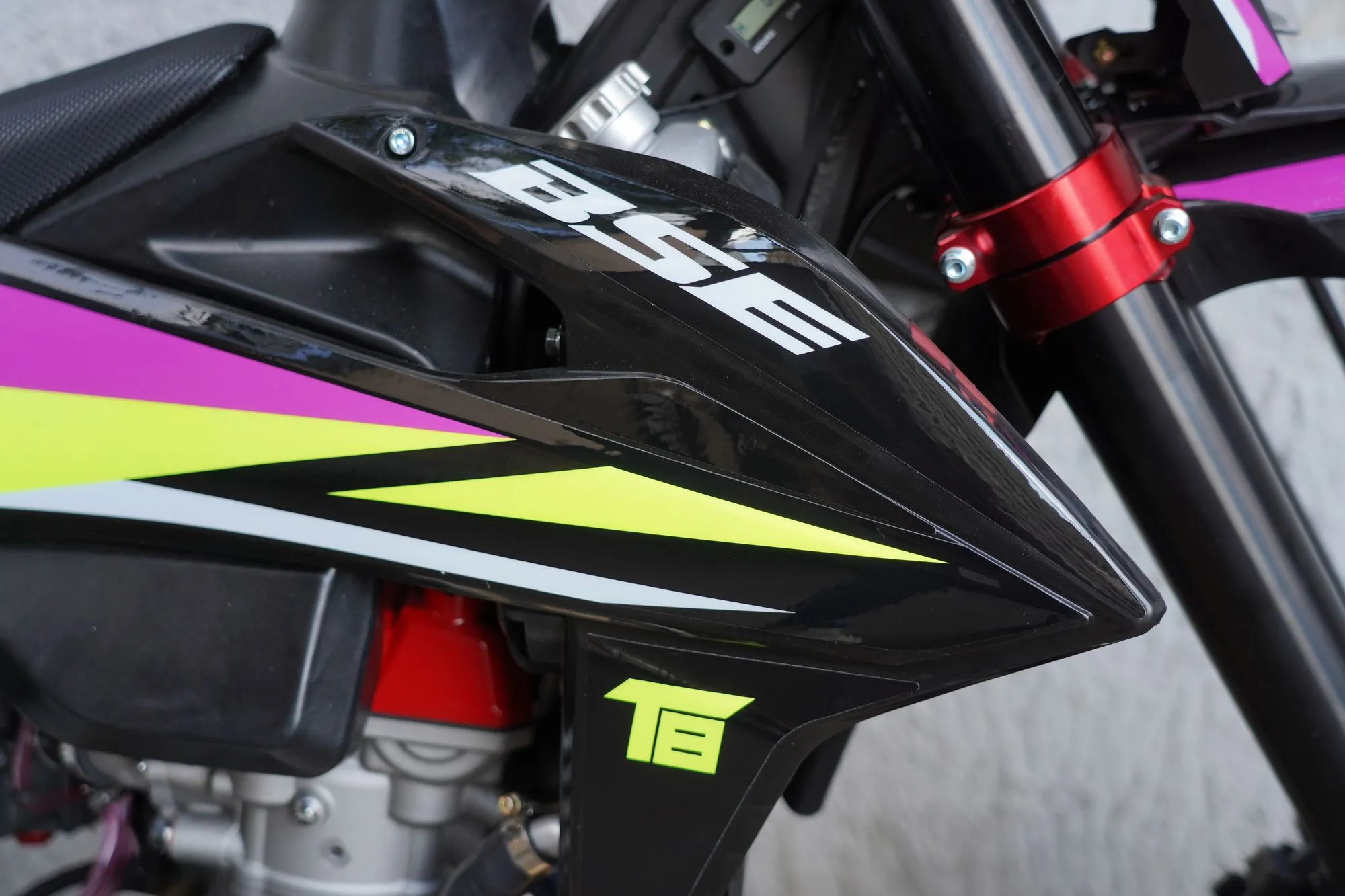Мотоцикл BSE T8 Neon Storm (Sport)