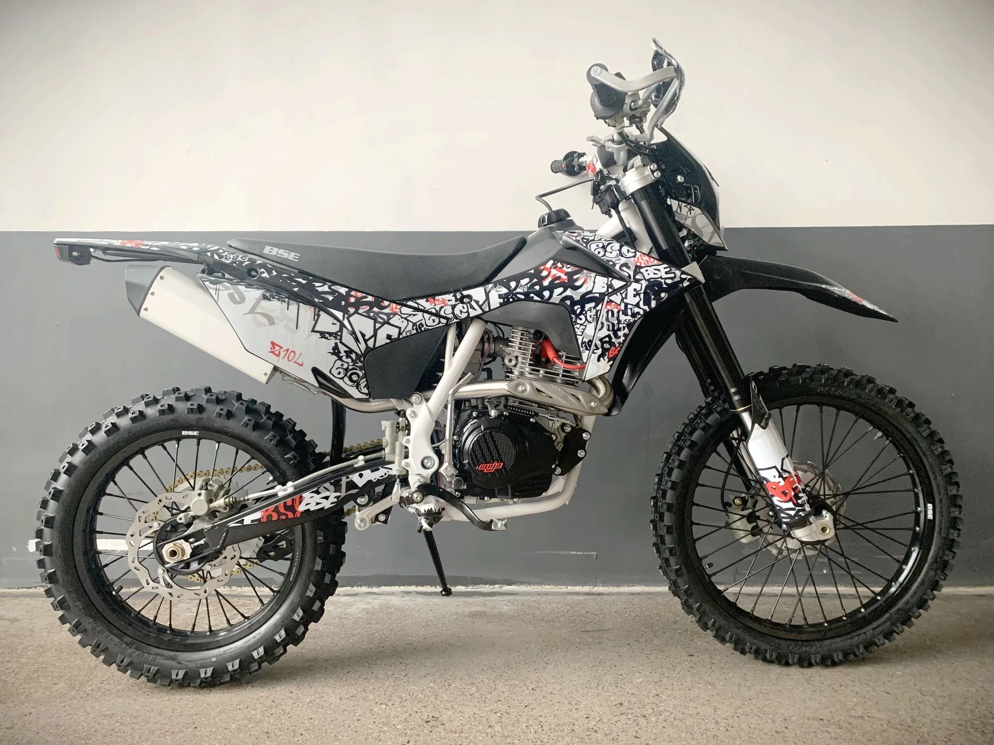 Мотоцикл BSE Z10L Graffiti White