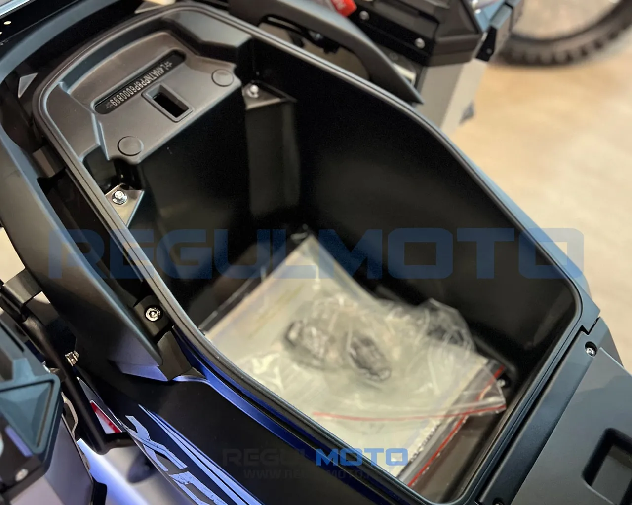 Макси-скутер Regulmoto XDV ADVENTURE 300CC с кофрами (LJ300T-18) EFI
