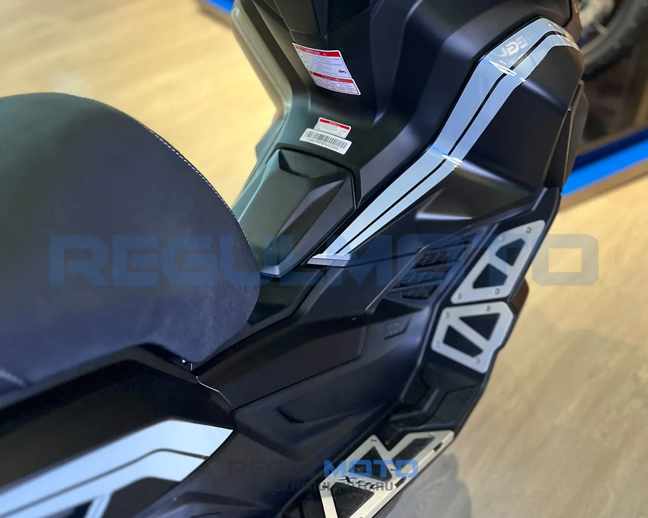 Макси-скутер Regulmoto XDV ADVENTURE 300CC с кофрами (LJ300T-18) EFI
