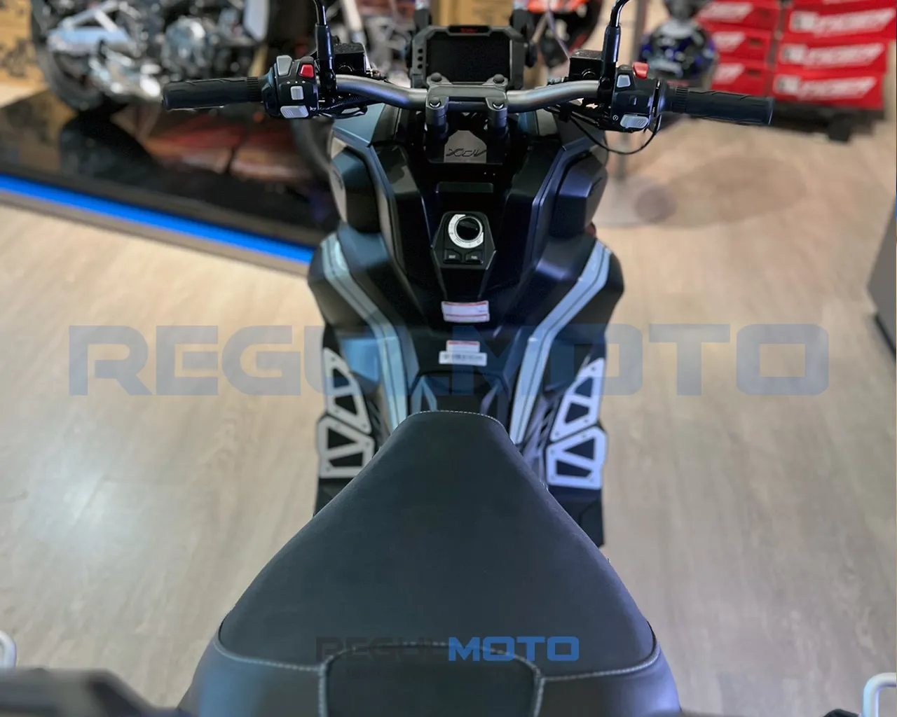 Макси-скутер Regulmoto XDV ADVENTURE 300CC с кофрами (LJ300T-18) EFI